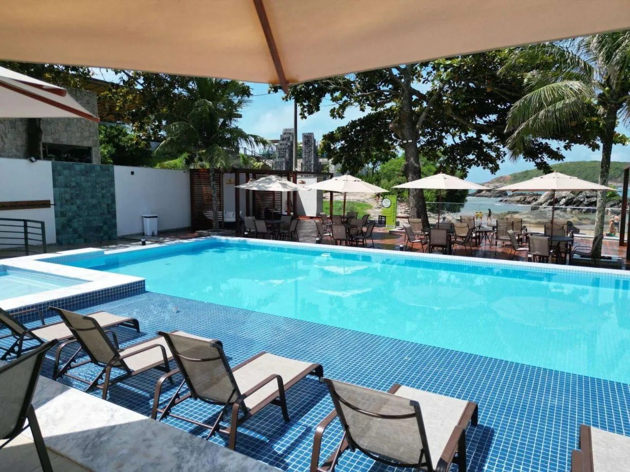 Piscina do Beach Club ao entardecer