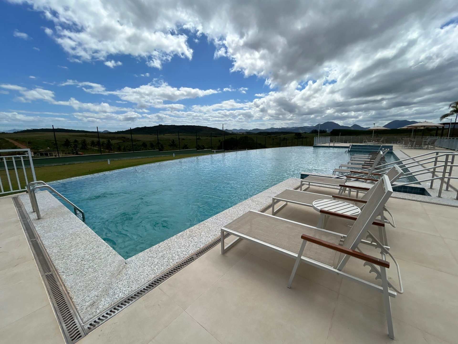 Piscina com vista para as montanhas
