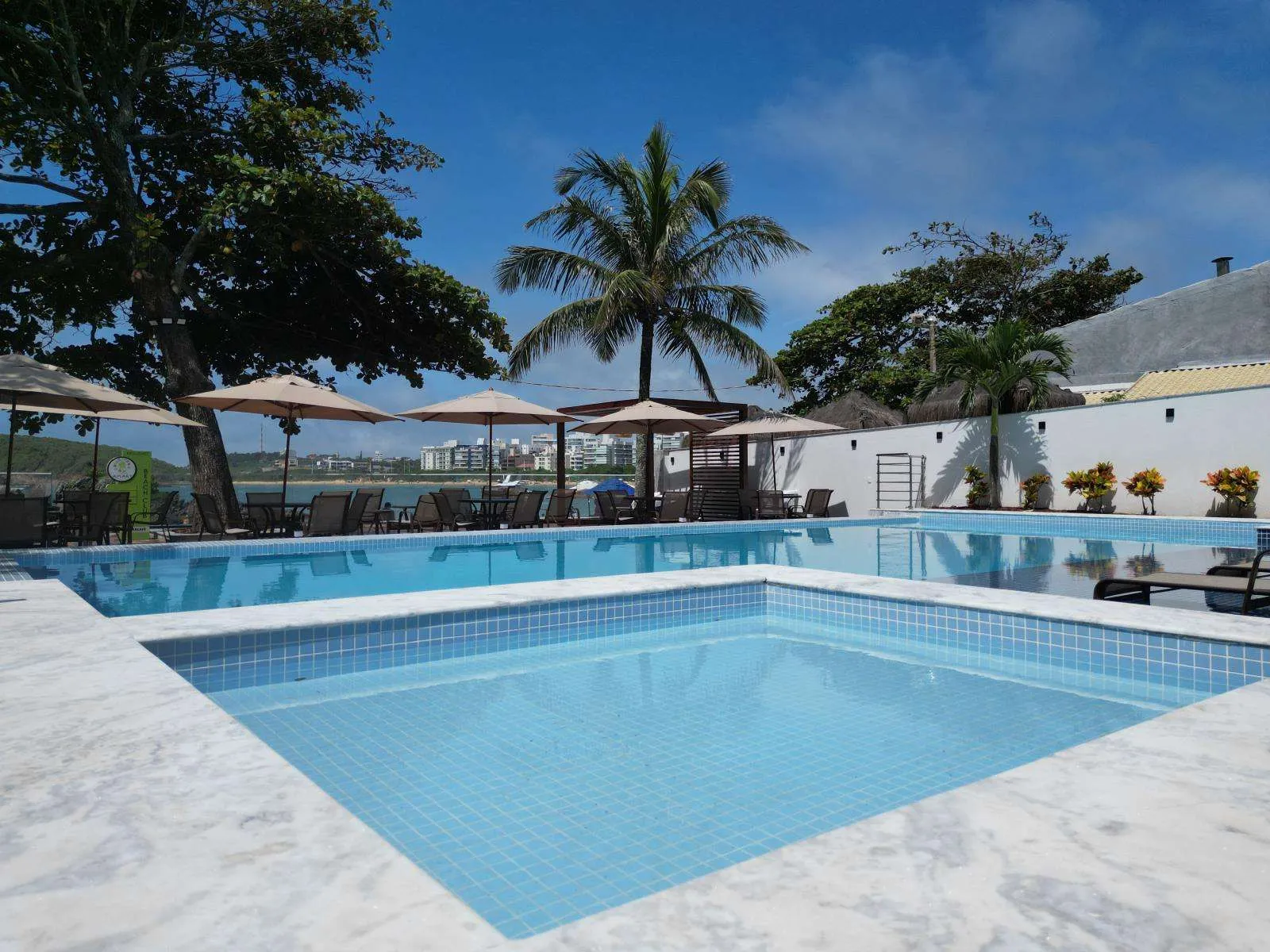 Piscinas do Beach Club com vista para a praia