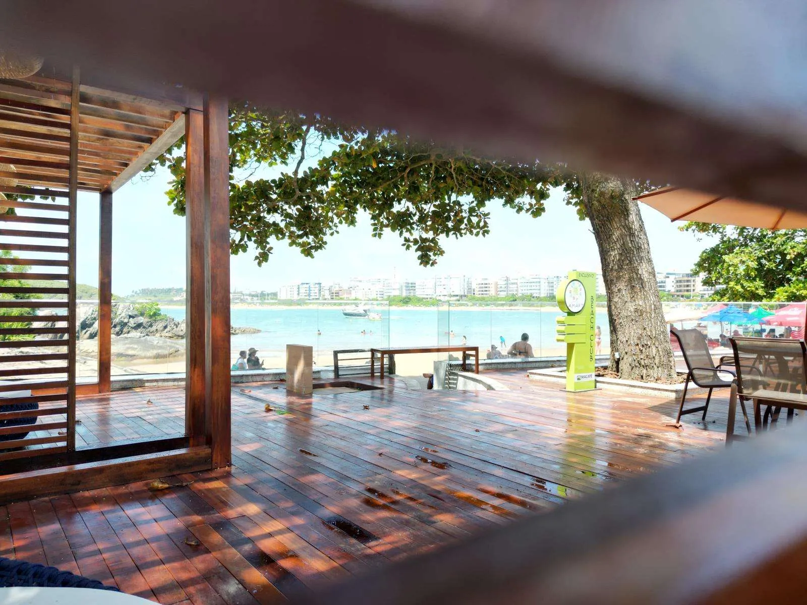 Deck de madeira do Beach Club com vista para o mar