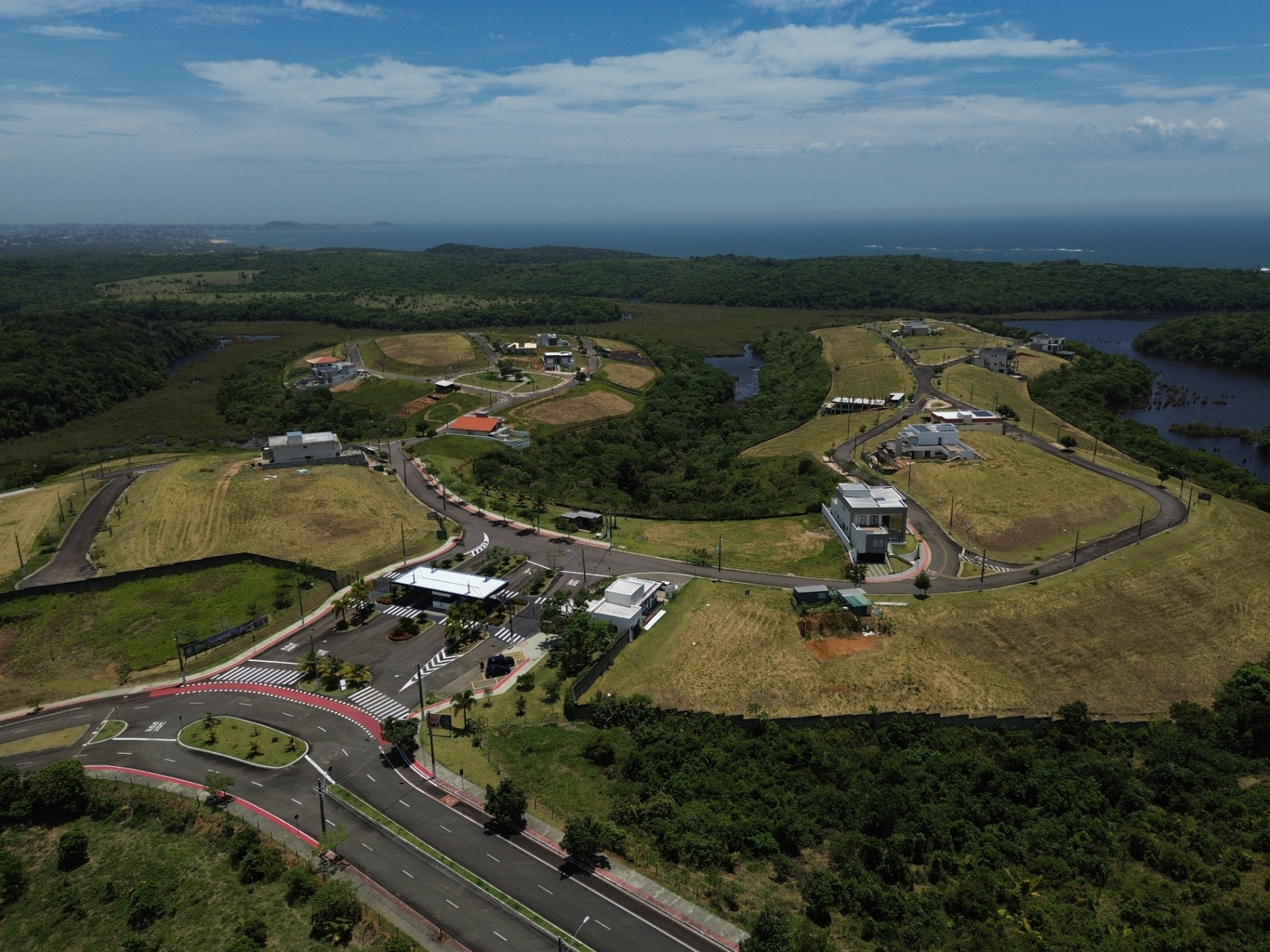 Vista aérea do Reserva Amary com a Enseada Azul ao fundo
